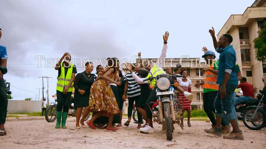 NIPE TANO THE SURVIVORS GOSPEL CHOIR